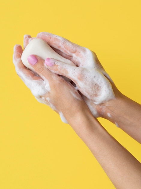 Foto schuimende handen wassen met zeepstaaf