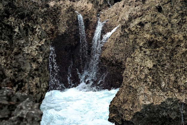 Schuimwater in rotsachtige kust