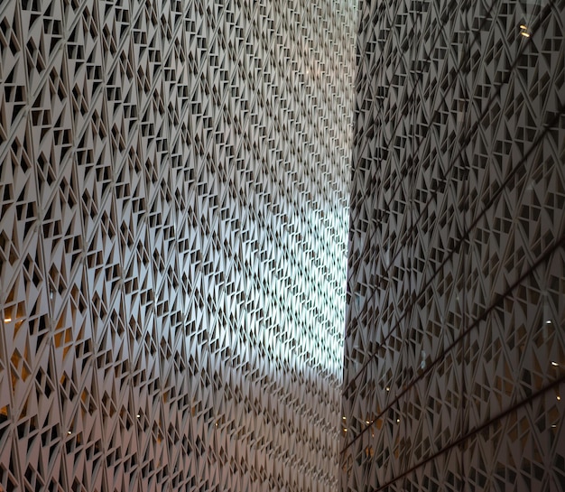 Schuine parallelle lijnen op de gevel van een modern architectuurgebouw. Foto van hoge kwaliteit