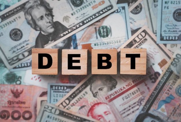 Schuldformulering met op en neer flippen op internationaal bankbiljet voor schuldverhoging en -verminderingsconcept