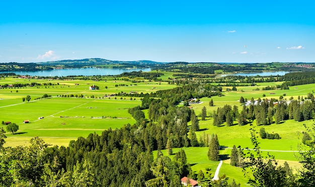 Schwangau met het Forggensee-meer, gezien vanaf kasteel Neuschwanstein in Beieren, Duitsland