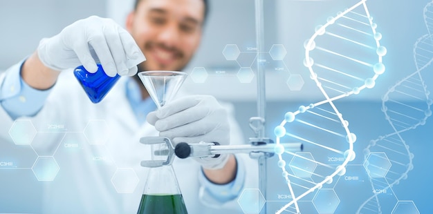 과학, 화학, 생물학, 의학 및 사람 개념 - 깔때기로 시험관을 채우고 DNA 분자 구조에 대해 임상 실험실에서 연구하는 과학자의 클로즈업