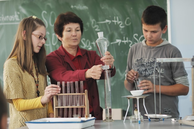 Foto studenti di scienze e chimica a scuola