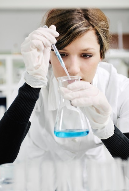 Foto lezioni di chimica scientifica con una giovane studentessa in laboratorio