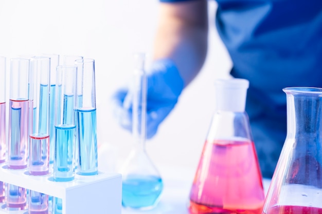 Foto vetreria di laboratorio chimico di concetto di scienza con ricerca e sviluppo di laboratorio di elementi