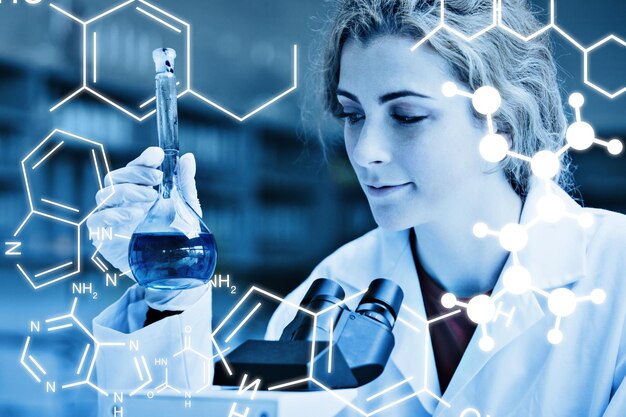 Foto grafica scientifica contro studente sorridente che guarda un liquido blu