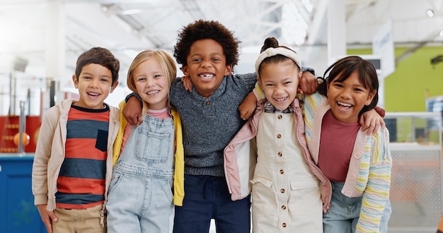 Фото Научный портрет и группа детей с счастьем на выставке или выставке для мастер-класса студенческий ребенок или лицо с улыбкой на выставе или научной конференции для знания или образования