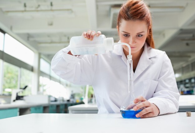 Foto studente di scienze che fa un esperimento