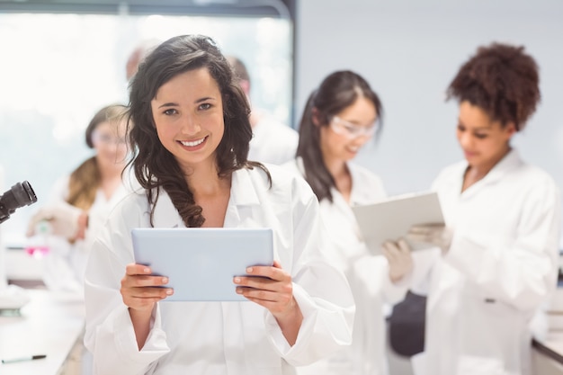 Pc della compressa della tenuta dello studente di scienza in laboratorio