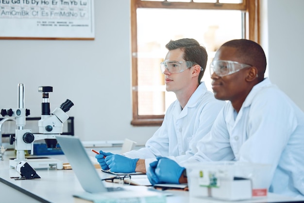 Foto studenti di scienze laptop e classe del campus universitario e apprendimento o studio in un laboratorio scienziato innovativo progresso medico e scoperta nell'istruzione di laboratorio di ricerca o tecnologia online