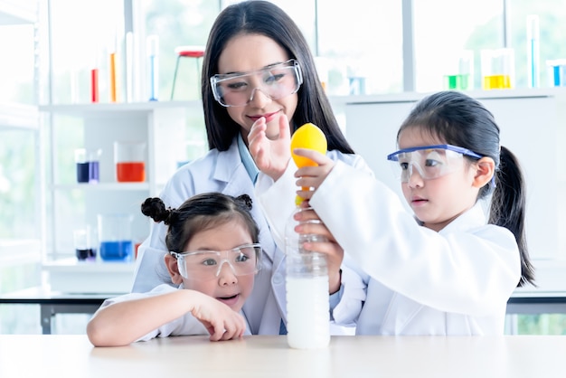 Esperimenti di insegnanti di scienze per studenti.