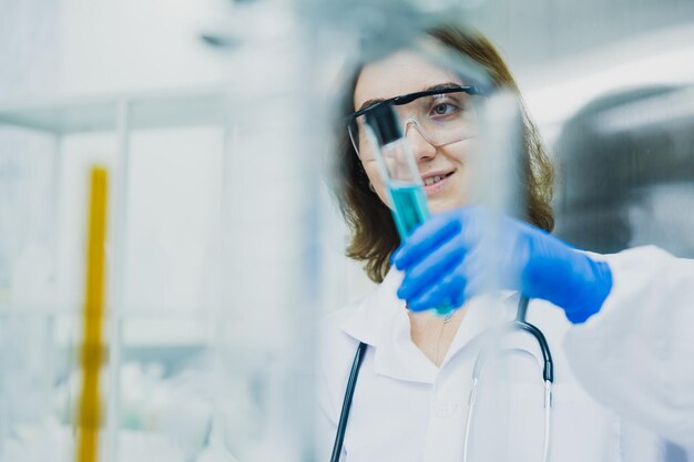 과학기술 화학자, 개념을 개발하는 여성 연구자, 의학 과학자 또는 의사 또는 학생은 현대 실험실에서 현미경으로보고 있습니다.