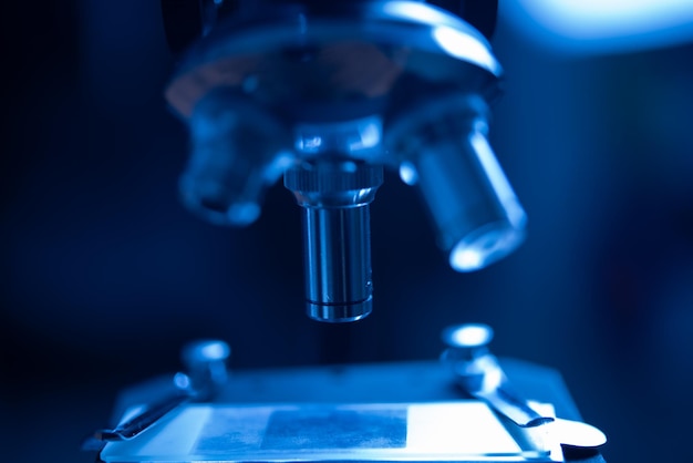 研究室における金属レンズの科学的微鏡データ分析 研究医学コンセプト