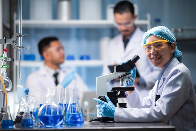 Il team di ricercatori scientifici sta lavorando in laboratorio