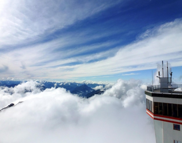 Научная станция наблюдения за природными явлениями расположена в горах над облаками.