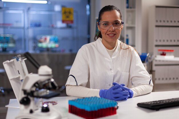 Photo scientific woman sitting in laboratory with tools