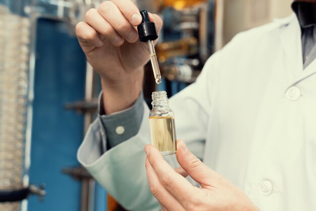 科学者または薬剤師は、実験室で薬用の CBD ヘンプ オイルを抽出します。