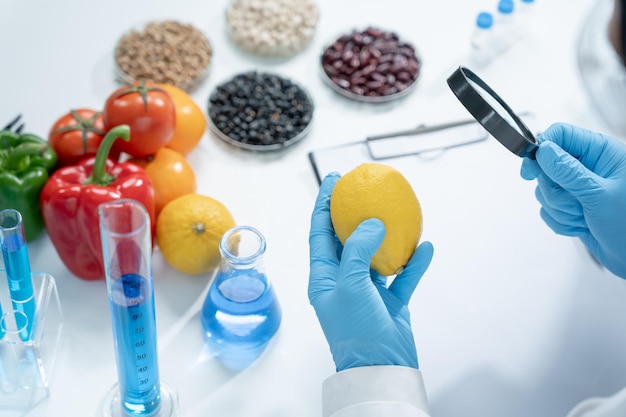 Scienziato controlla i residui chimici della frutta in laboratorio esperti di controllo ispezionano la concentrazione di residui chimici standard di pericolo trovano sostanze proibite contaminano microbiologo