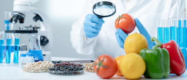 Foto lo scienziato controlla i residui chimici della frutta in laboratorio gli esperti di controllo ispezionano la concentrazione