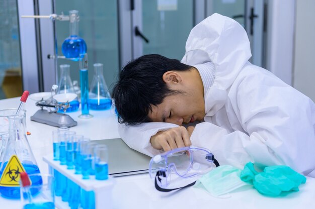 Scienziato fallisce e non ha successo nel test del vaccino. il team di medici asiatici sta ricercando e lavorando sulla cura del coronavirus in laboratorio.