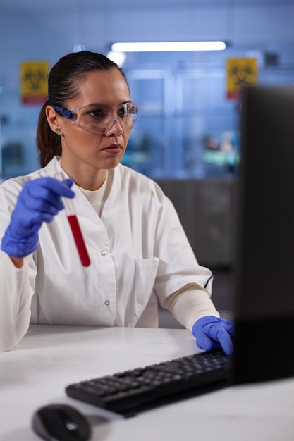 Photo scientist holding test tube at lab