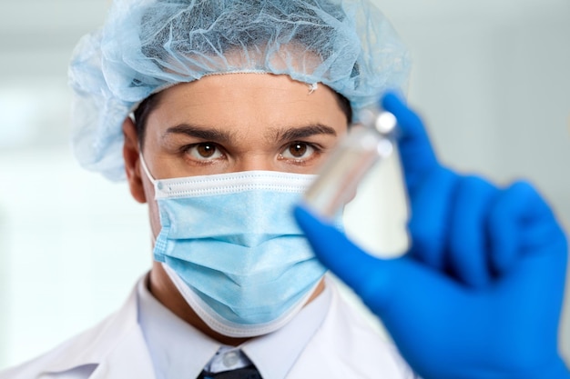 Uomo scienziato che lavora al laboratorio