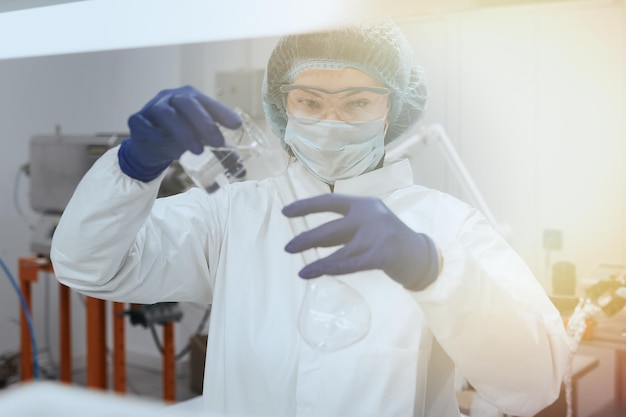 Photo scientist or nurse holding a test tube