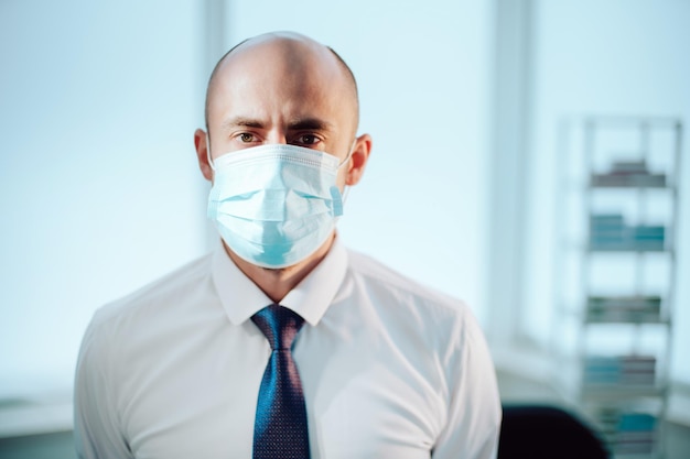 ученый в защитной маске на фоне медицинской лаборатории