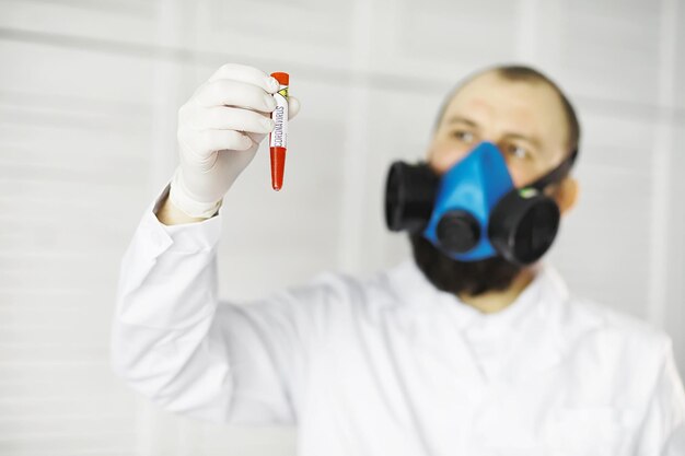 실험실의 과학자 연구원은 바이러스성 폐렴 치료를 위한 약물을 테스트하고 있습니다. 감염된 환자의 코로나 바이러스 혈액 검사. 세계 전염병.
