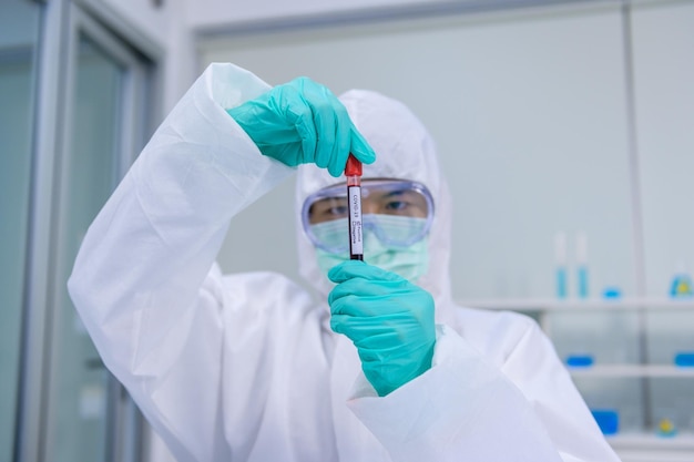 Team di scienziati che ricercano la cura del coronavirus in laboratorio. medico asiatico che lavora al vaccino contro l'infezione da virus.