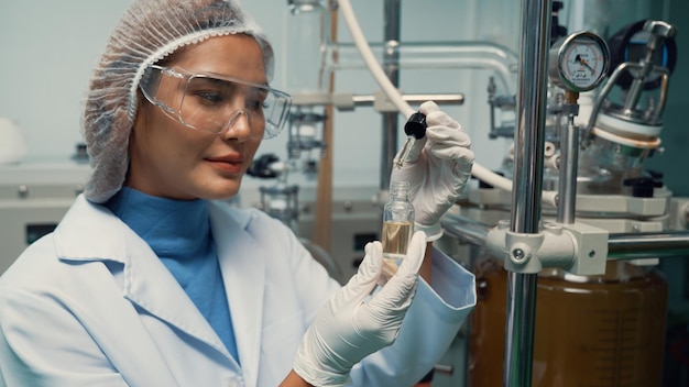 Foto gli scienziati testano il prodotto a base di olio di canapa cbd nel laboratorio curativo del cbd