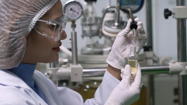 Фото Ученый тестирует продукт конопляного масла cbd в лечебной лаборатории cbd