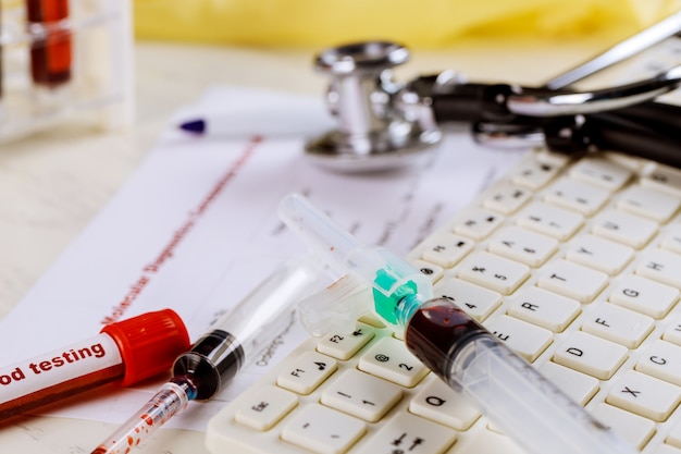 Foto provetta di scienziato con sangue in laboratorio