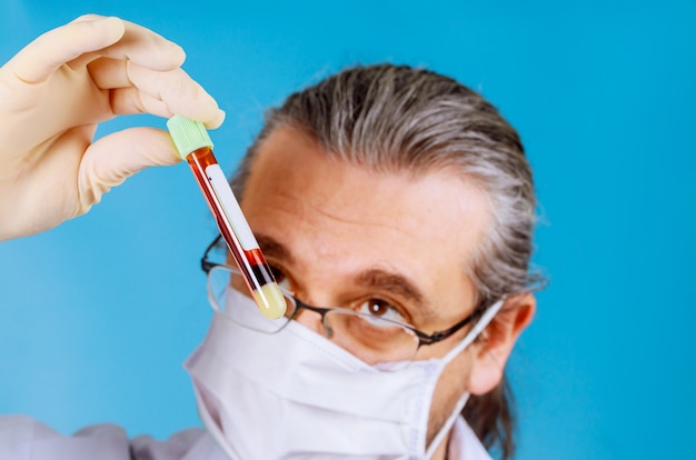 臨床検査ウイルスのサンプル血液を含む科学者の試験管は世界規模です