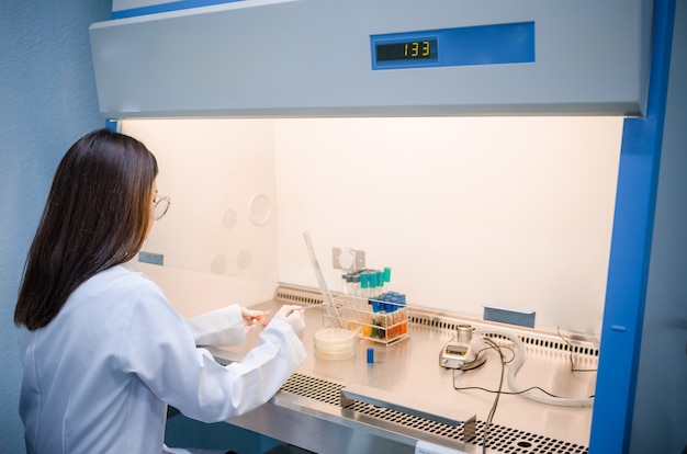 과학자는 박테리아에 화학 솔루션 및 장비 실험실 테스트를 사용