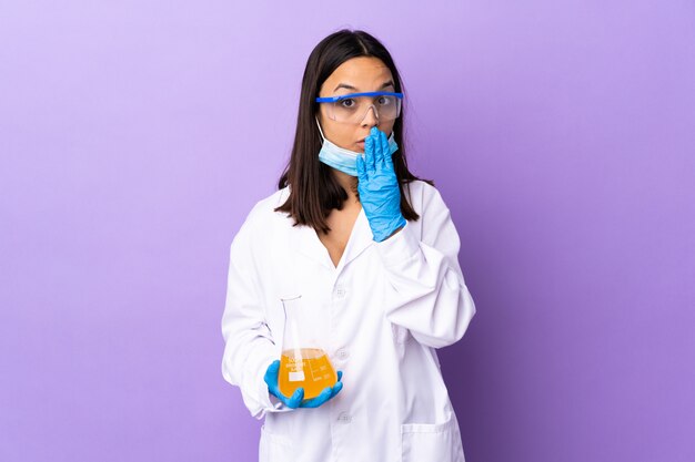 Фото Женщина-ученая, исследующая вакцинное заболевание, покрывающее рот рукой
