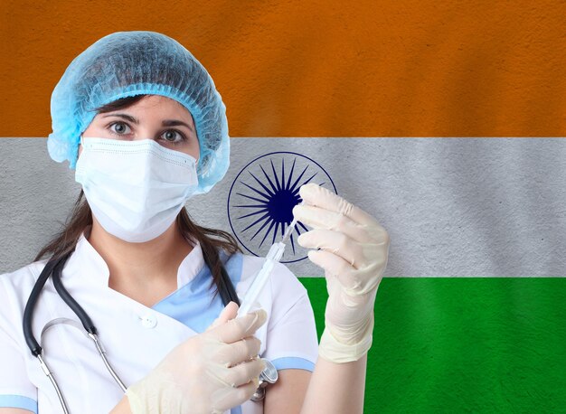 Foto donna scienziata con test tube coronavirus o covid19 contro la bandiera indiana ricerca di virus in laboratorio per la prevenzione di una pandemia in india