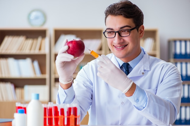 Foto scienziato che lavora su frutta e verdura biologica