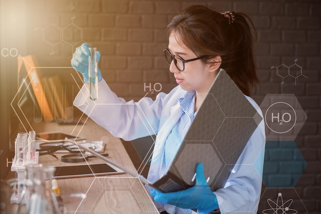 Foto scienziato che lavora nel campo della scienza e della chimica per la salute. dottore che lavora alla prova sul giro.