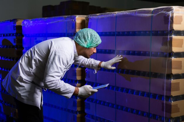 Foto gli scienziati stanno verificando che i prodotti che entrano in fabbrica sono efficaci