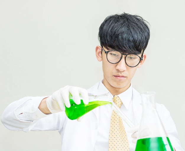 科学者は緑色の化合物で実験します。
