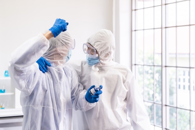 Photo scientists glad together in laboratory room