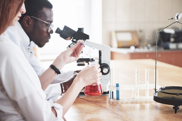 Photo scientists working in the laboratory