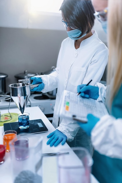 Foto scienziati che lavorano insieme in laboratorio