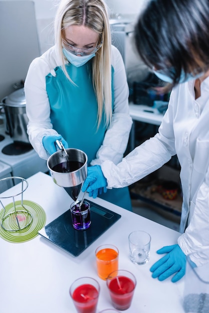 Foto scienziati che lavorano insieme in laboratorio