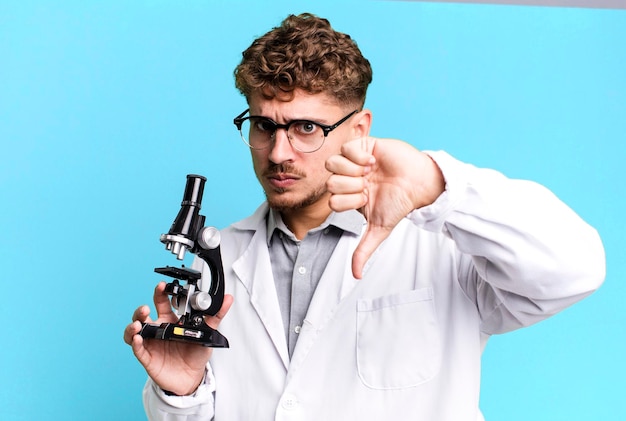 Foto studente di scienze giovane uomo caucasico adulto