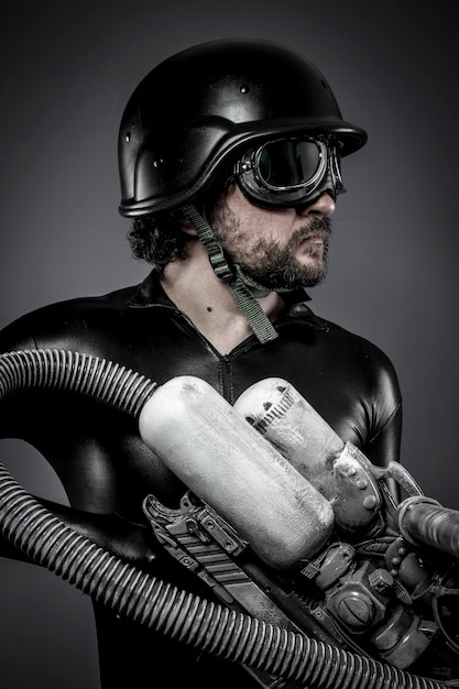 Foto scifi.starfighter con enorme fucile plasma, concept fantasy, casco militare e occhiali da motociclista