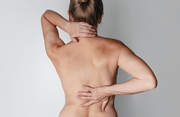 脊柱側弯症 背中の痛み 裸の女性の背中 腎臓の痛み