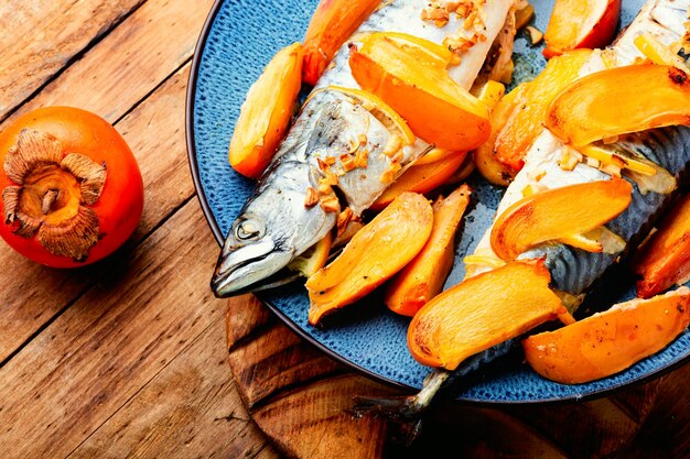 Pesce scomber al forno con frutta