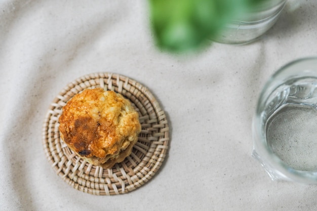 Foto scone con bicchiere d'acqua